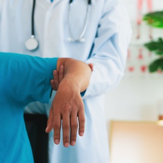 A befagyott váll-szindróma tünetei, vizsgálata és kezelése című cikk nyitóképe