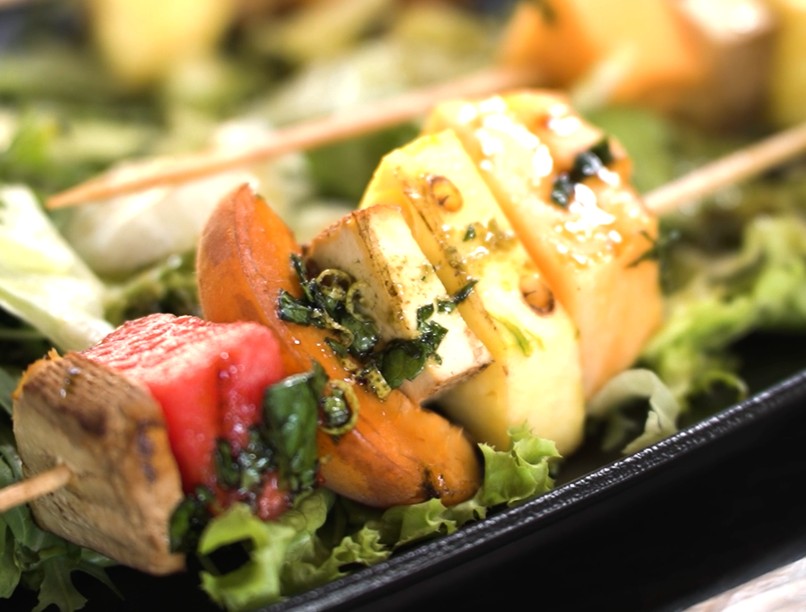 Gyümölcsös tofu nyárs, friss kerti zöldekkel, mézes-mentás tökmagolajjal