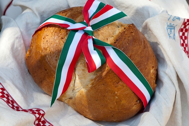 Magyar Ízek Utcája augusztus 20-án: Tóth Gabi szegi meg a Szent István napi kenyeret