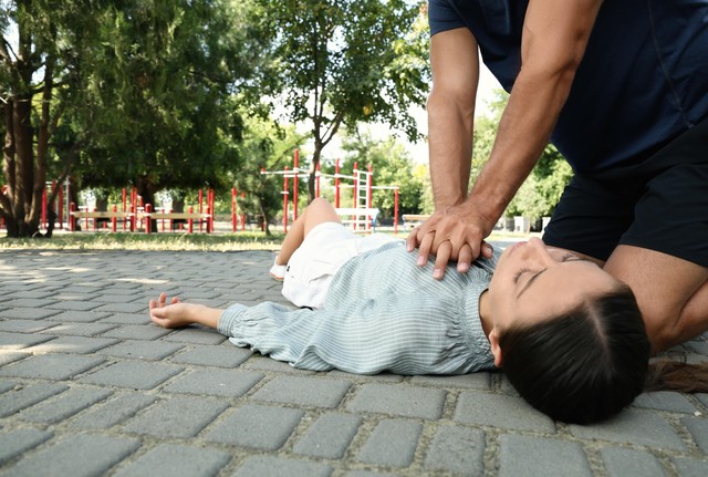 Újraélesztés helyesen: nem kell szájból szájba lélegeztetni, a mellkasnyomás ment életet!