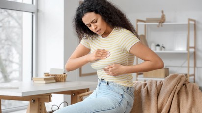 Mellfájdalom: lehet, hogy emlőrák? Nem minden mellfájdalom egyforma – így értelmezze helyesen a tünetét! című cikk nyitóképe