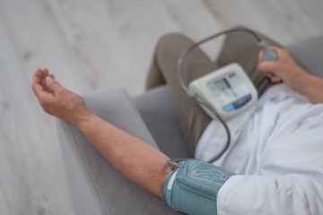 Egyszer magas, máskor alacsony a vérnyomása? Innentől számít károsnak