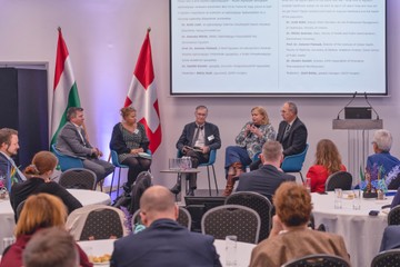 Dr. Bidló Judit,az egészségügy szakmai irányításáért felelős helyettes államtitkár, Belügyminisztérium; Dr. Szócska Miklós,dékán, Egészségügyi Közszolgálati Kar, Semmelweis Egyetem; Prof. Dr. Antoine Flahault,A Genfi Egyetem Orvostudományi Karának Globális Egészségügyi Intézetének igazgatója, a Svájci Közegészségügyi Iskola akadémiai igazgatója; Dr. Szalóki Katalin,igazgató, Innovatív Gyógyszergyártók Egyesülete; Moderátor:Bibity Zsolt, ügyvezető, IQVIA Hungary