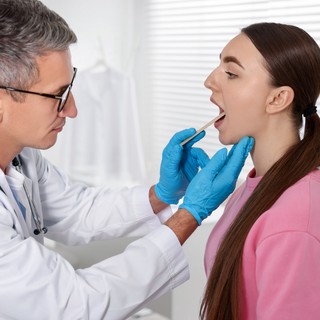 Nem gyógyuló dudor a nyelven? Ilyenkor jelezhet daganatot című cikk nyitóképe