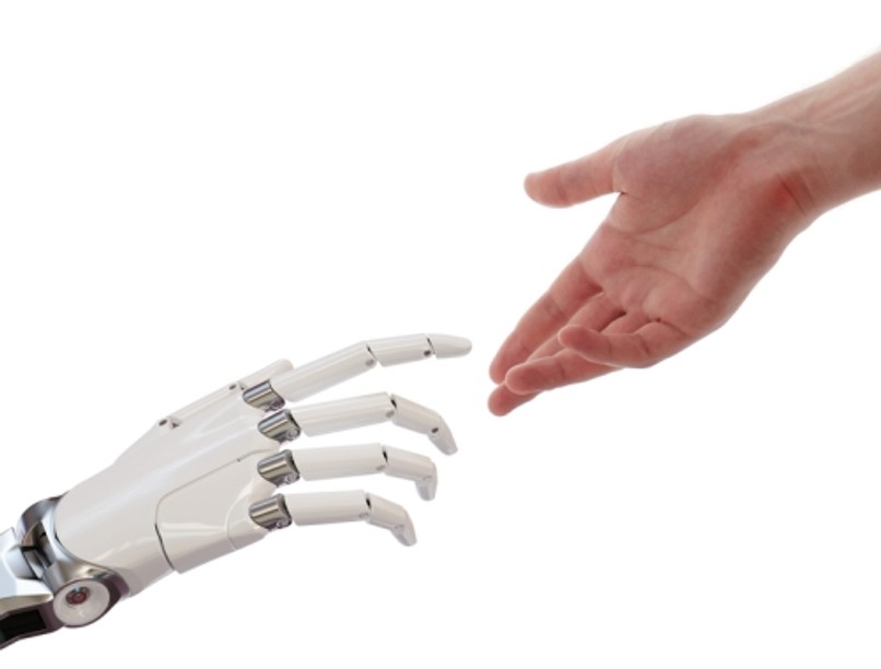 robot_kez_vs_emberi_kez