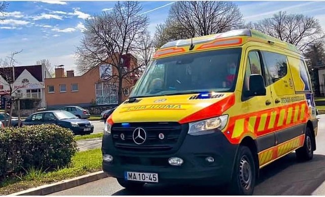 Hagyományőrző rendezvényen kellett újraéleszteni egy nőt Dunaalmáson, kis híján tragédia lett a vége