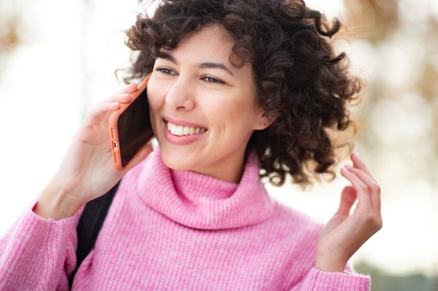 Mit jelent a pszichológia szerint, ha valaki beszéd közben piszkálja, babrálja a haját?