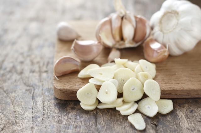 Szereti a fokhagymát, de zavarja az illata? Ez az élelmiszer segíthet