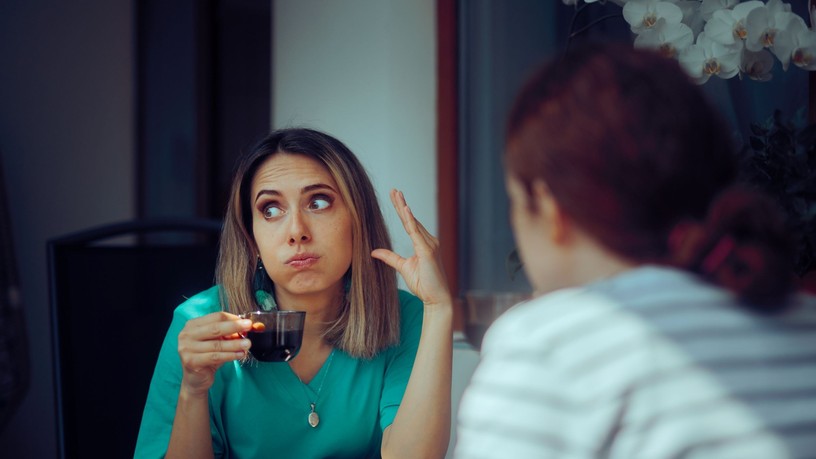 sokat folyton beszél leállít 