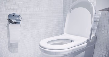 Miért dobnak egyre többen jeget a WC-be? Meglepően hasznos háztartási trükk lehet