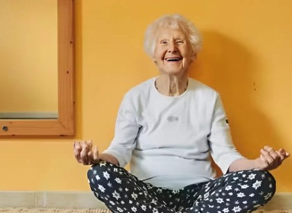 102 éves, jógát tanít és remekül érzi magát! Különleges hölgy osztotta meg az egészséges öregedés titkát című cikk nyitóképe