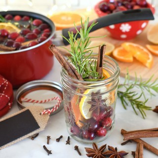 Így készíthet otthon karácsonyi, léleksimogató illatú, természetes légfrissítőt című cikk nyitóképe