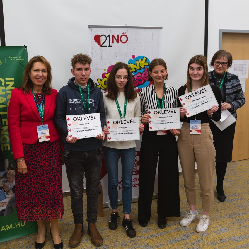 A 4-es csapat kapta a legjobb szolgáltatás díját:Gajdos Tamás, Gyányi Réka, Sándor Csenge Anna és Ormai Hanga Johanna