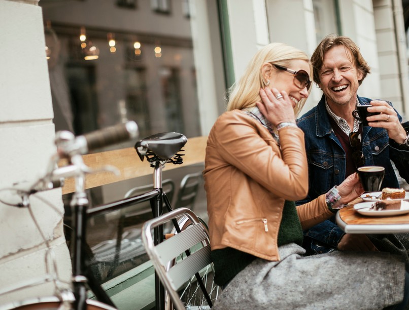 koronavírus, korlátozások eltörlése, étterem, svédország