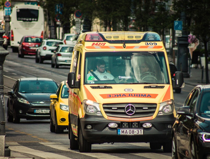 mentő, kismama, rosszullét, férj, magasvérnyomás