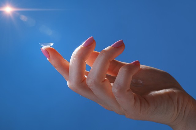 Kontaktlencse és nyaralás: erre ügyeljen, hogy elkerülje a fertőzéseket!