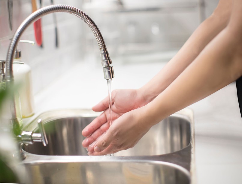főzés közben helyes kézmosás