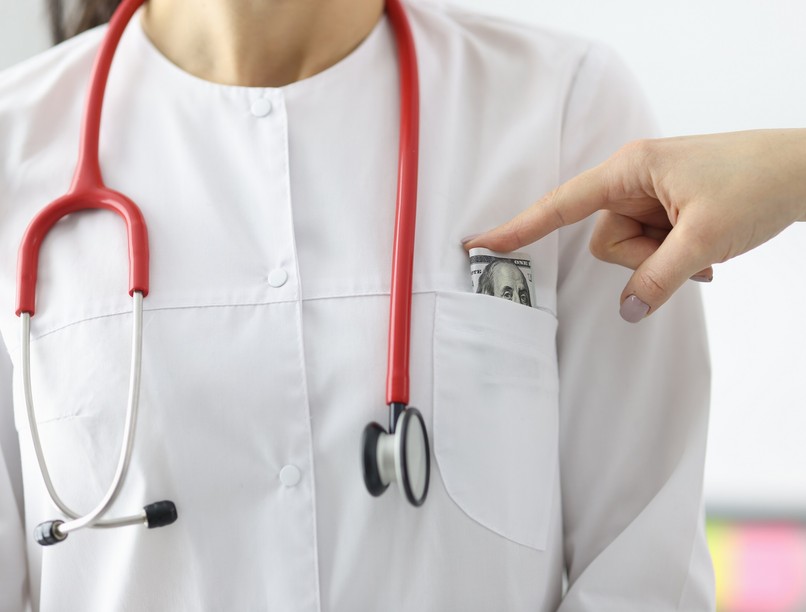 ügyészség, pénz, büntetés vesztegetés orvos