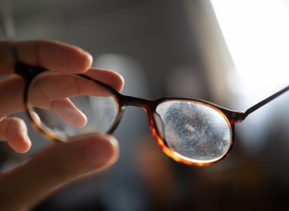 Karcos lett a szemüvege? Íme, mit érdemes otthon kipróbálni – és mit nem című cikk nyitóképe
