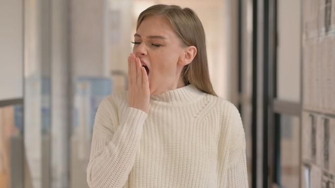 Akkorát ásított az édesanya, hogy kis híján belehalt című cikk nyitóképe