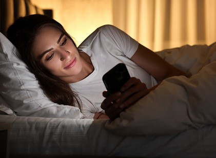 Ezért jobb, ha elalvás előtt nem mobilozik – több kárt okoz, mint gondolná című cikk nyitóképe