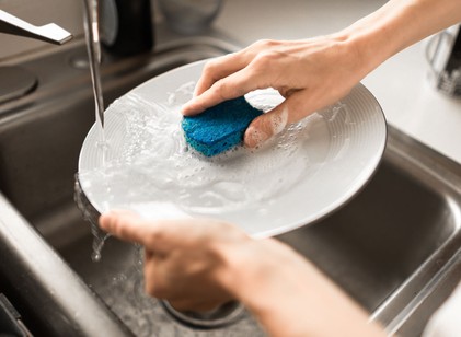 Mindig elmosogat főzés közben? Meglepő dolog állhat a szokás mögött című cikk nyitóképe