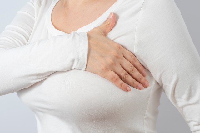 Ezért fáj, feszül a mell menstruáció előtt