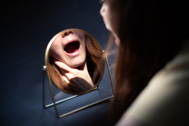 Rekedt hang megfázás nélkül - ilyen betegségekre utalhat