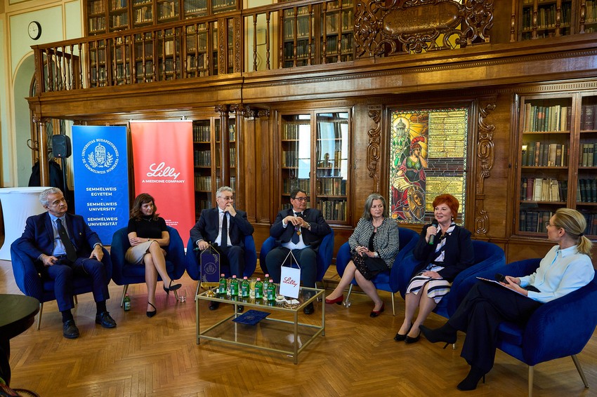 Fotókon balról jobbra: Prof. Dr. Takács István - belgyógyász, Prof. Dr. Vágó Hajnalka – kardiológus, Prof. Dr. Bedros Róbert - belgyógyász, Prof. Dr. Merkely Béla - belgyógyász, Prof. Dr. Dank Magdolna – onkológus. Fotók: Szatló Gábor