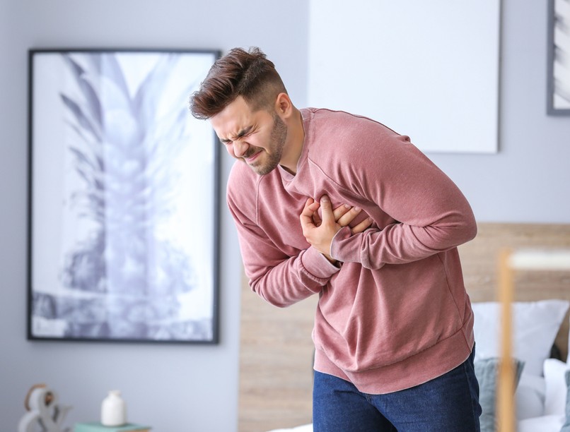 stroke szívinfarktus tünetei mellkasi fájdalom légszomj hidegrázás