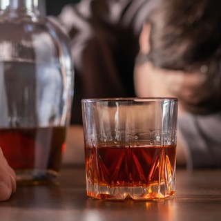 Édesapám már éjszaka is kijár alkoholt inni - hová fordulhatunk?Az orvos válaszol című cikk nyitóképe
