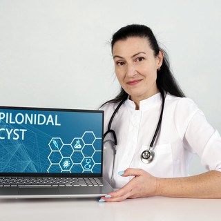 Pilonidális ciszta: oka, tünetei és kezelése című cikk nyitóképe