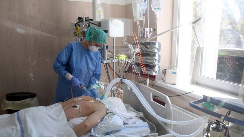 Koronavírus lélegeztetőgép hason fekve