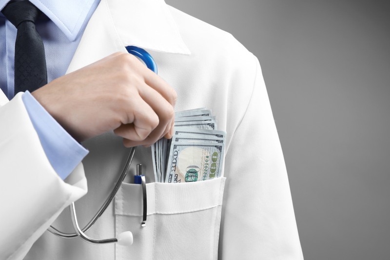 Nagy baj lett belőle, hogy elfogadták: ennyi hálapénz landolt a fehér köpeny zsebében