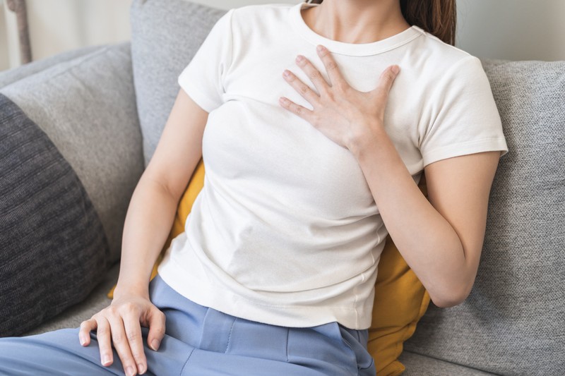 Mellkasi szorítás: ebből lehet tudni, hogy szívinfarktus vagy angina okozza