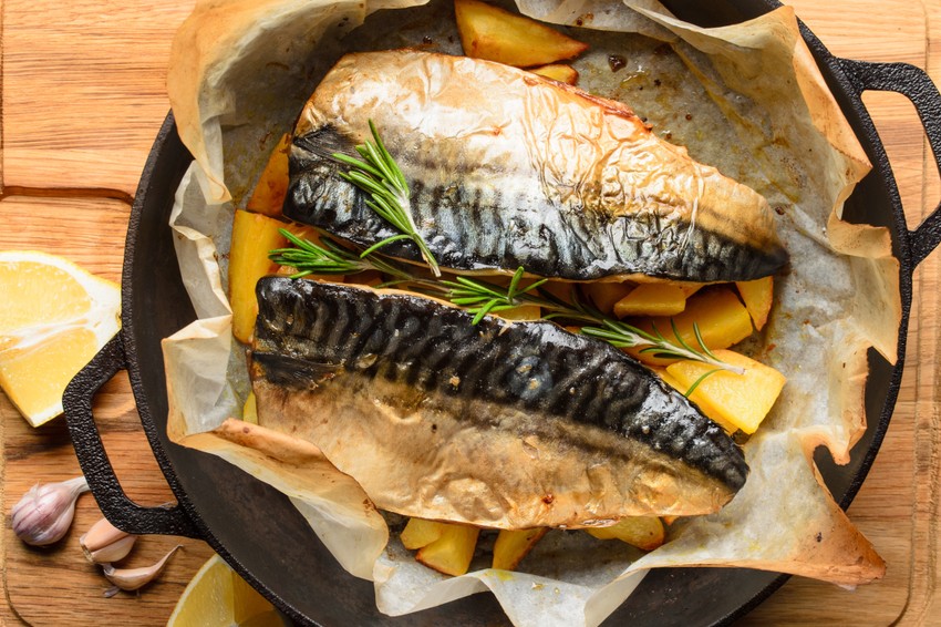 A makréla kiváló omega-3 zsírsav forrás, különösen gazdag eikozapentaénsav (EPA) és dokozahexaénsav (DHA) tartalommal rendelkezik. Az omega-3 zsírsavak számos jótékony hatással bírnak, beleértve a szív- és érrendszer egészségének támogatását és a gyulladáscsökkentést. Ezenkívül a makréla jelentős mennyiségű fehérjét, B12-vitamint, D-vitamint és szelént is tartalmaz.