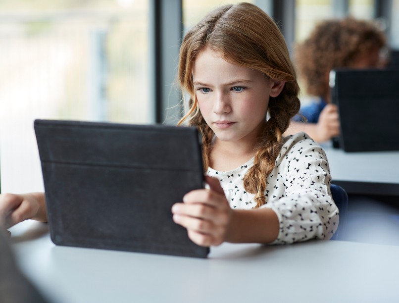 gyermek, gyerek, kislány, tablet, táblagép, digitális kapcsolattartás, távoktatás, digitális oktatás