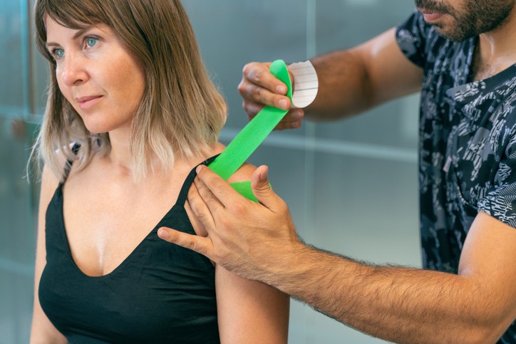 Nem mindegy, hogy hová ragasztjuk, borotvált-e a bőrfelületet, lázasak vagyunk-e, és egyáltalán nem mindegy, hogy kettévágható-e egy tapasz!