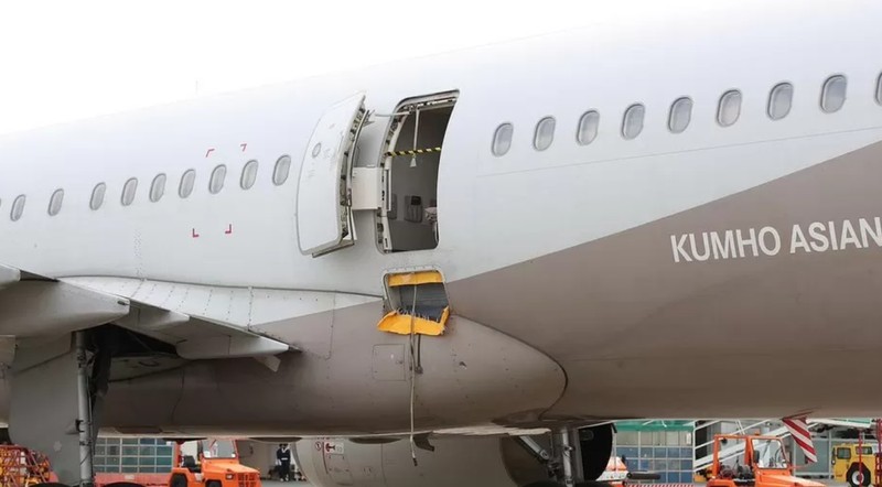 Munkahelyi stressz: videón, ahogy kinyitja a repülő ajtaját a magasban egy férfi