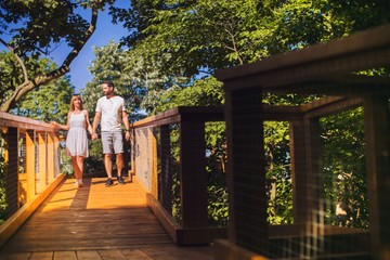 A 2,2 kilométer hosszú tanösvény, mely a Hévízi termáltó véderdejében található, egy nagyon meditatív és emellett a gyerekek számára is nagy élményt nyújtó sétát ígér. Az egyik fő látványossága a 15 méter magas kilátó, melyből gyönyörű kilátás nyílik, valamint a lombkorona-sétány, amely egyedülálló élményt nyújt a látogatóknak.