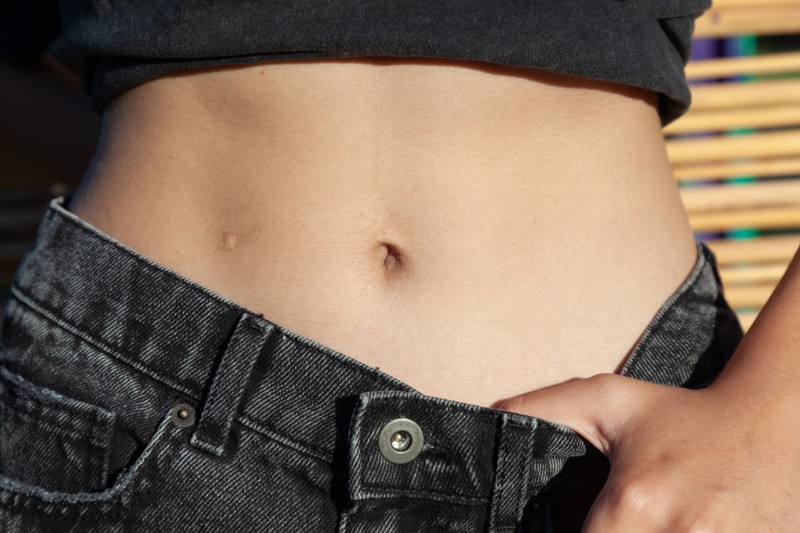 Ezért kell WC-re menni, ha erősebben megnyomjuk a köldökünket