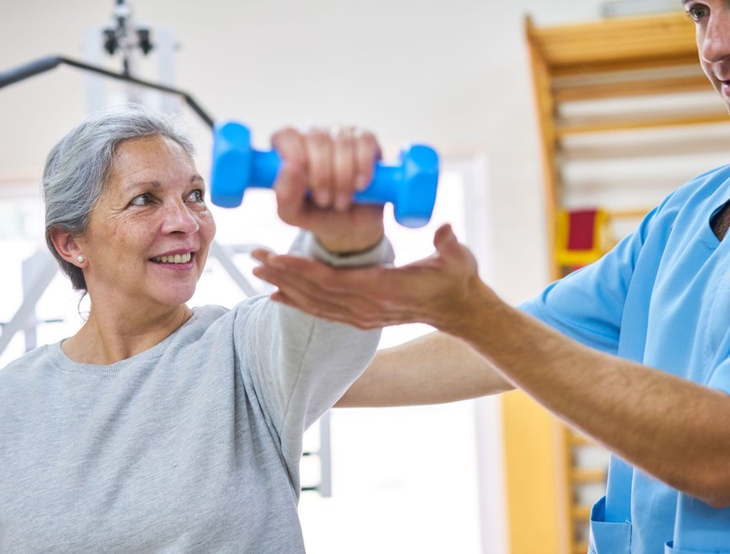 súlyzós edzés időseknek súlyemelés