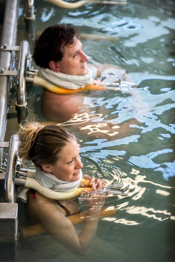 A súlyfürdő élménye Hévízen is átélhető. Persze, ez nem csupán wellness: főként a gerinccsigolyák közötti porcállomány tehermentesítésére, és a gerinc megnyújtására használják ezt a módszert. 