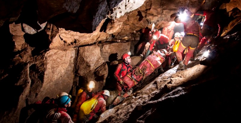 Egy kilométer mélyen operálta meg a neves barlangászt egy  magyar orvos