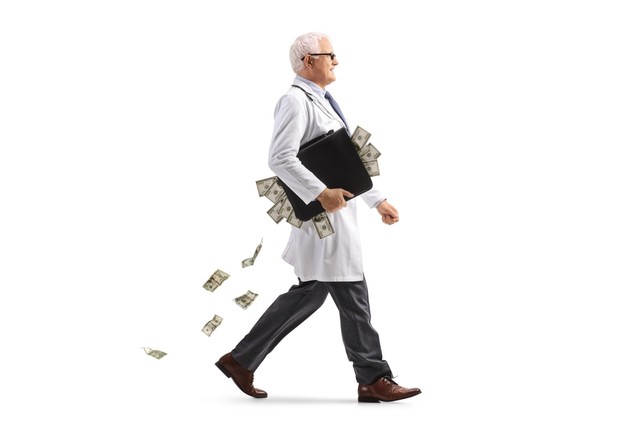 Körbefoglalkoztatással keresett havi 10 millót egy orvos: ezt üzente Takács Péter a főigazgatójának