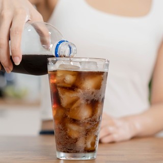 Cukros vagy diétás? Sokkoló tények arról, hogyan teszik tönkre a szénsavas üdítők a májunkat című cikk nyitóképe