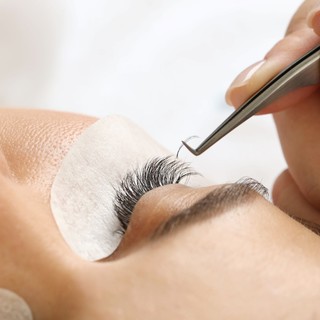 A tökéletes tekintet ára: komoly szemproblémákat okozhat a szempilla hosszabbítás című cikk nyitóképe