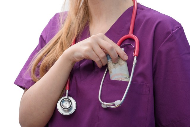 Hálapénz átvételével gyanúsítanak több egészségügyi dolgozót