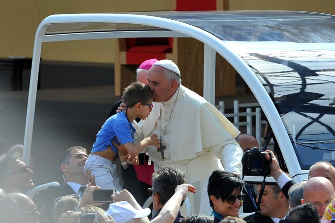 Teljesítik Ferenc pápa utolsó kívánságát – pápamobilja életmentő klinikává válik című cikk nyitóképe