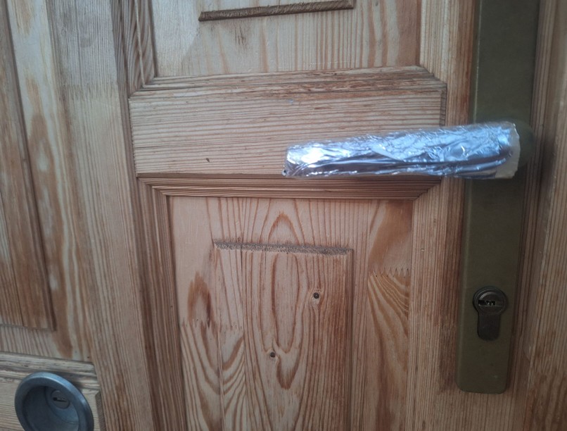 mit jelent ajtókilincsre tekert alufólia